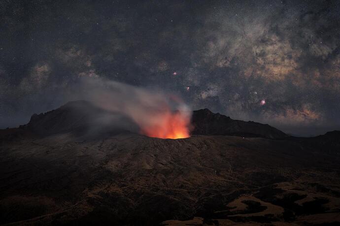 Earth and Milky Way Galaxy Show © Yoshiki Abe - Astronomy Photographer of the Year 2024 Skyscapes